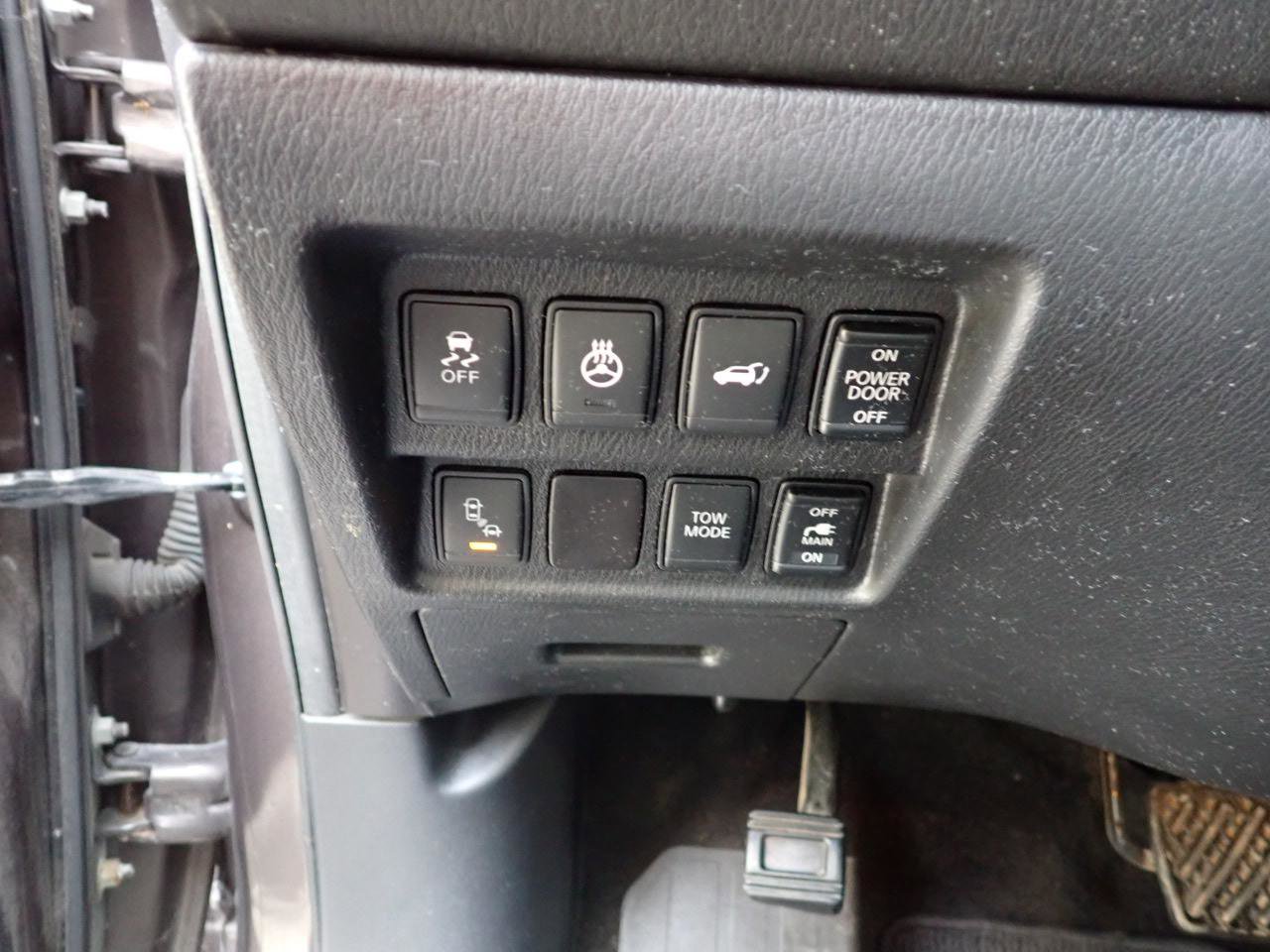 Used 2015 Nissan Pathfinder Platinum w/ Family Entertainment Package image 32