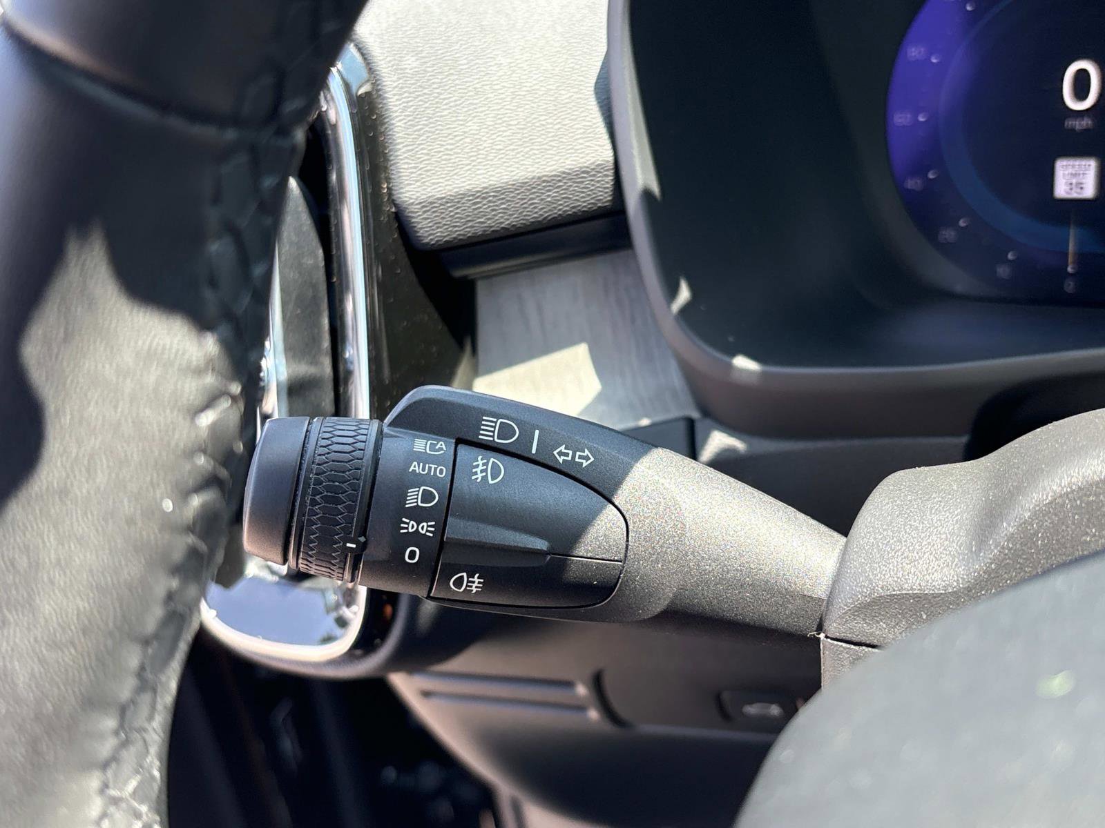 Used 2023 Volvo XC40 B5 Plus image 26