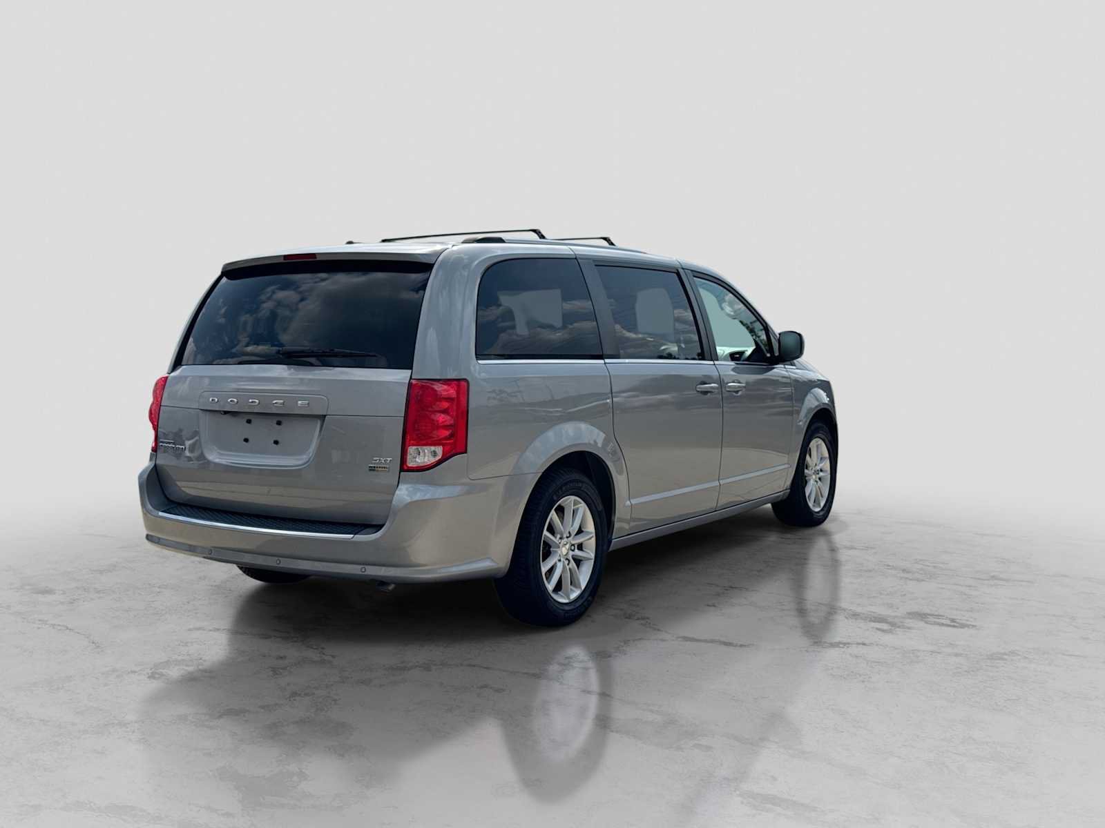 Used 2019 Dodge Grand Caravan SXT w/ Rear Park Assist Package FWD image 6