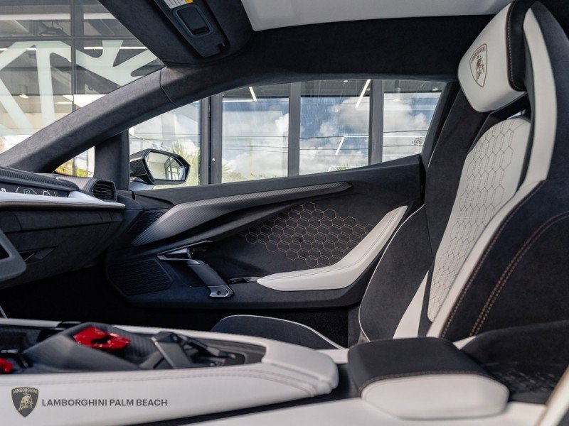 Used 2025 Lamborghini Revuelto image 23