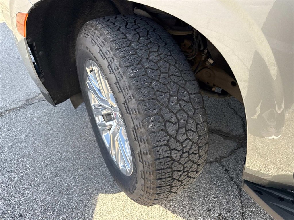 Used 2023 GMC Yukon SLT w/ SLT Luxury Package image 34