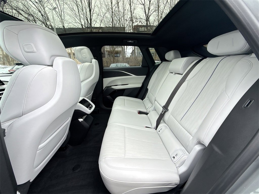 Used 2024 Cadillac Lyriq Luxury image 25