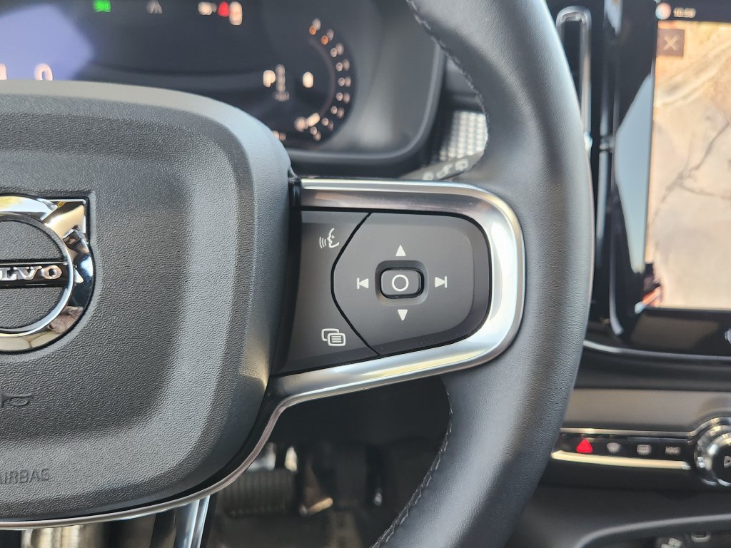 Used 2025 Volvo XC40 B5 Plus AWD/4WD image 18