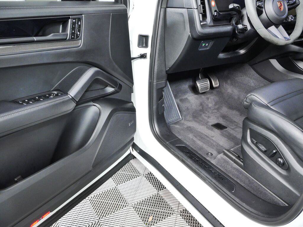 Certified 2025 Porsche Cayenne GTS AWD/4WD image 13