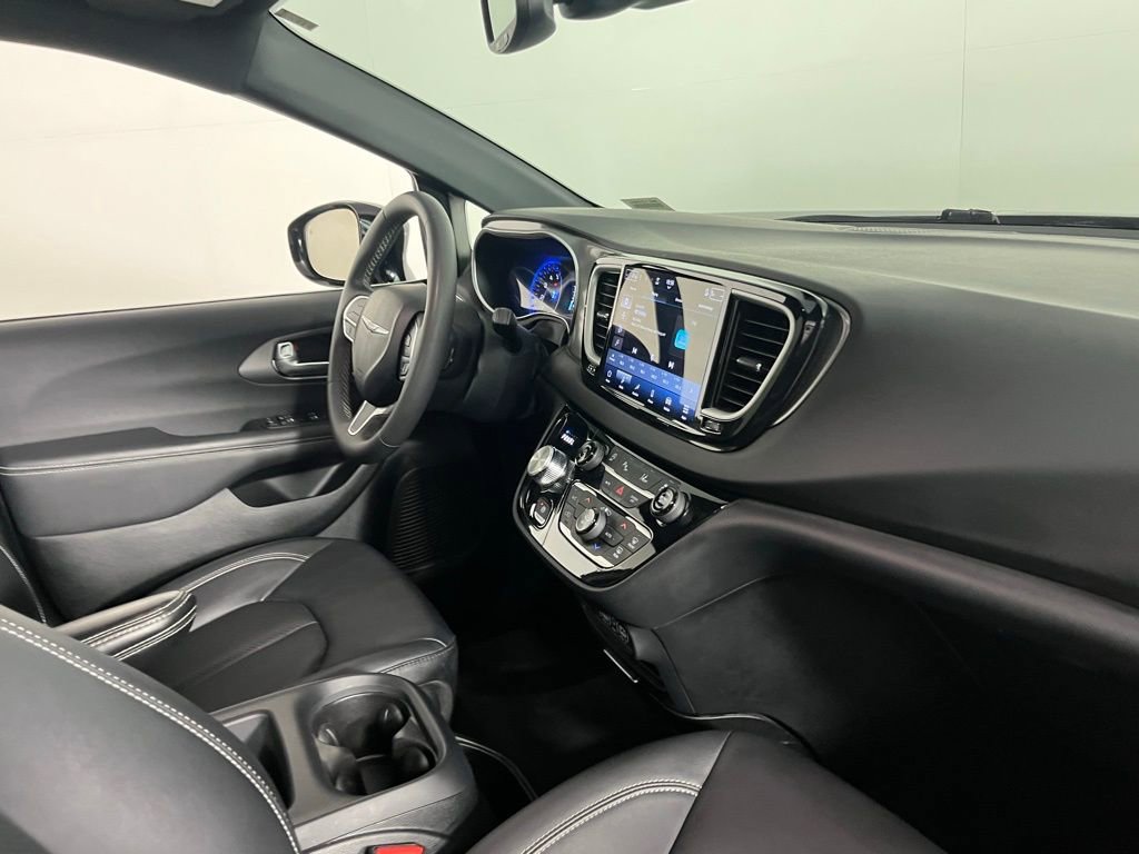Used 2025 Chrysler Pacifica Select image 35