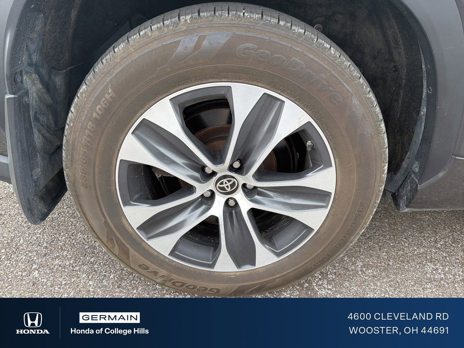 Used 2022 Toyota Highlander XLE AWD/4WD image 5