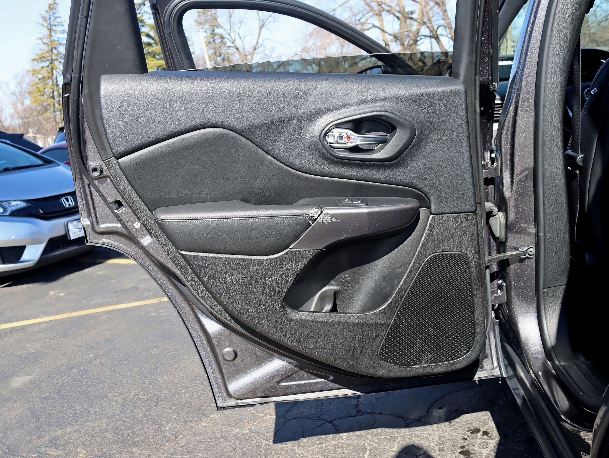 Used 2019 Jeep Cherokee Limited image 36