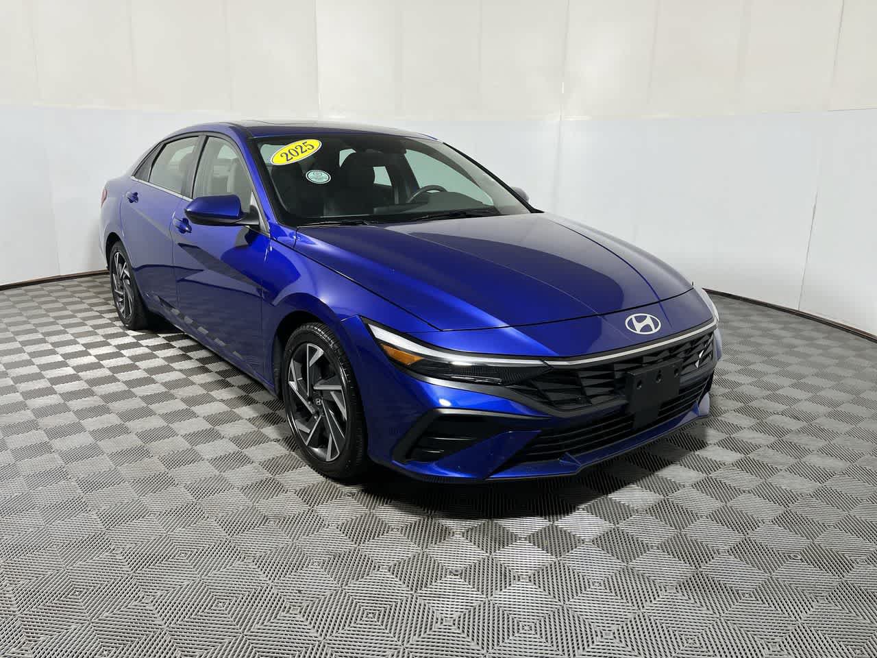 Used 2025 Hyundai Elantra SEL FWD image 2
