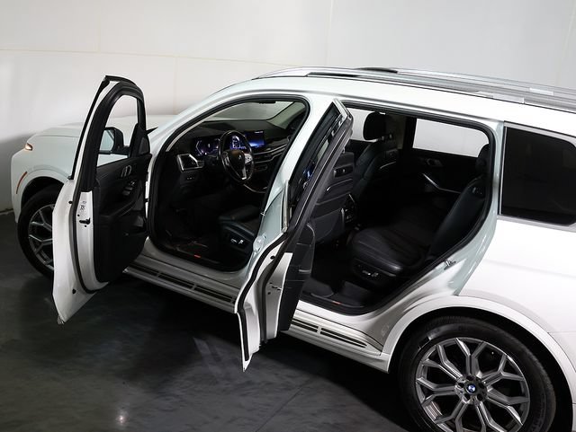 Used 2025 BMW X7 xDrive40i AWD/4WD image 5