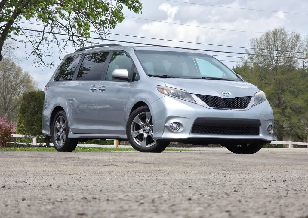 Used 2017 Toyota Sienna SE Premium image 1