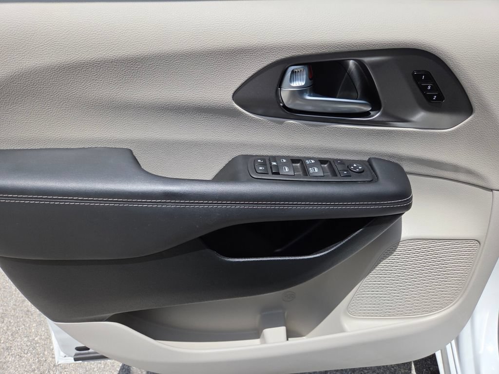 Used 2023 Chrysler Pacifica Touring-L AWD/4WD image 32