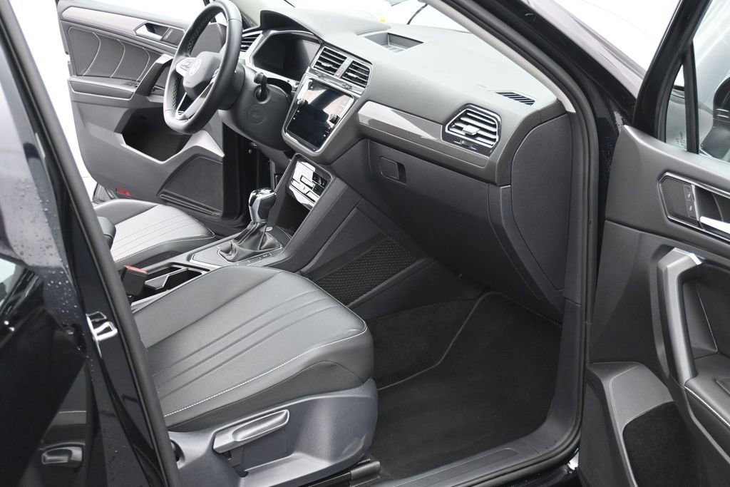 Used 2023 Volkswagen Tiguan SE FWD image 16