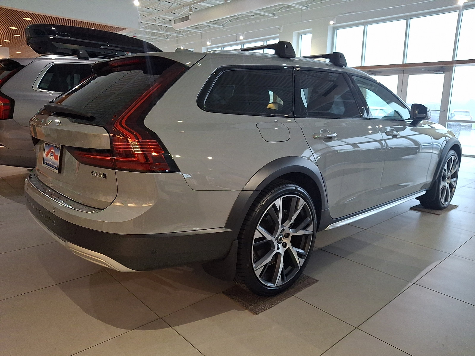 Used 2025 Volvo V90 B6 Cross Country Ultra AWD/4WD image 4