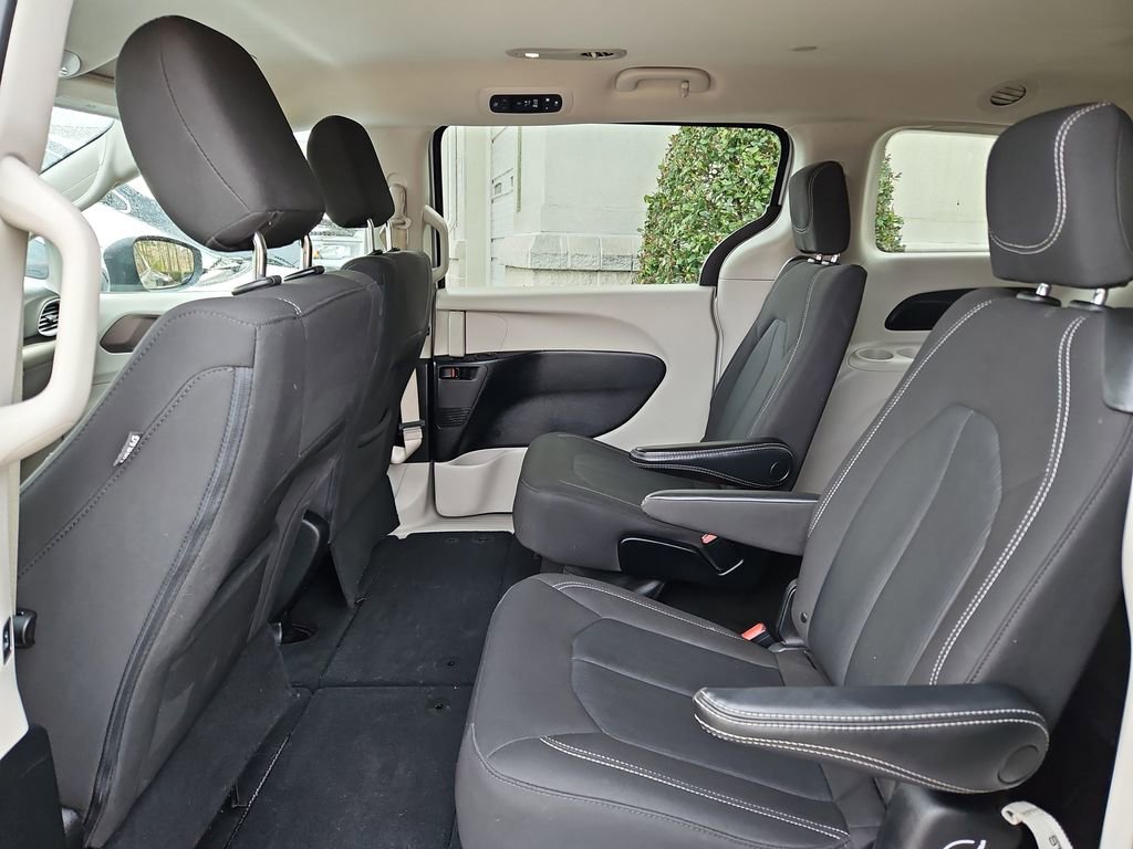 Used 2023 Chrysler Voyager LX image 27