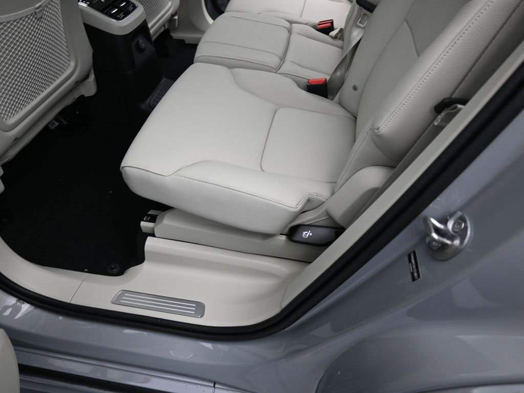 New 2025 Volvo XC90 T8 Plus w/ Protection Package Premier image 32