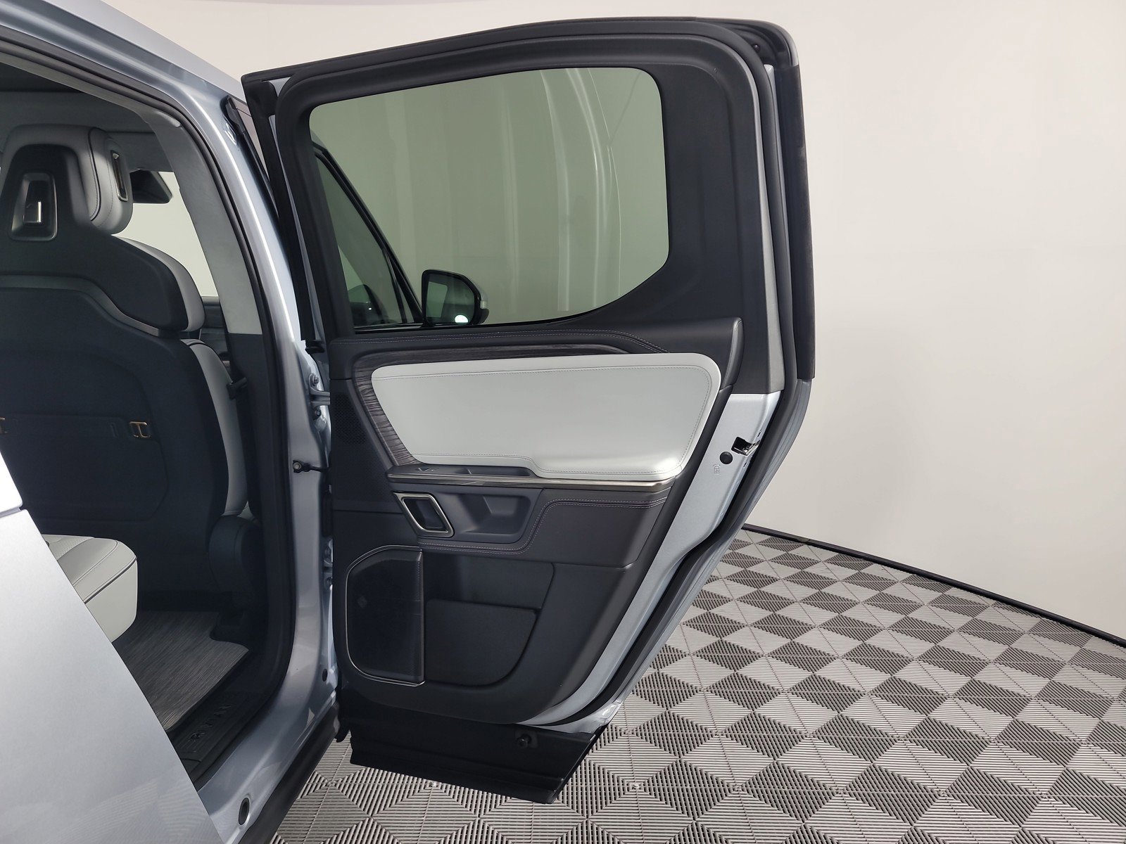 Used 2023 Rivian R1T Adventure image 19