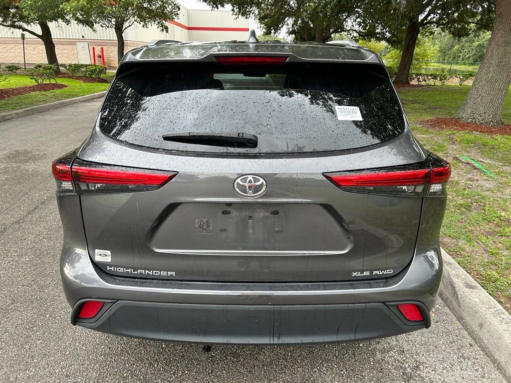 Used 2022 Toyota Highlander XLE AWD/4WD image 5