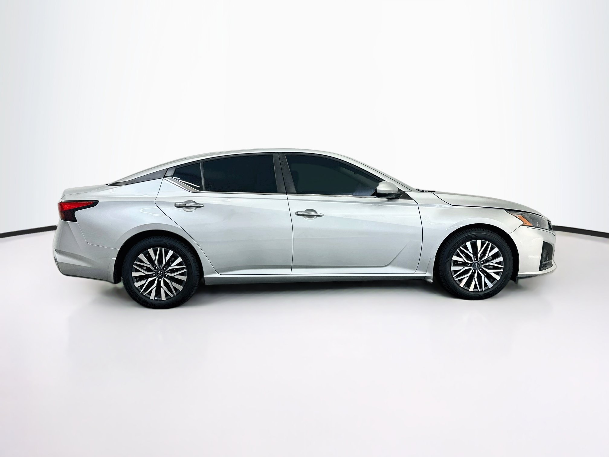 Used 2023 Nissan Altima 2.5 SV FWD image 10