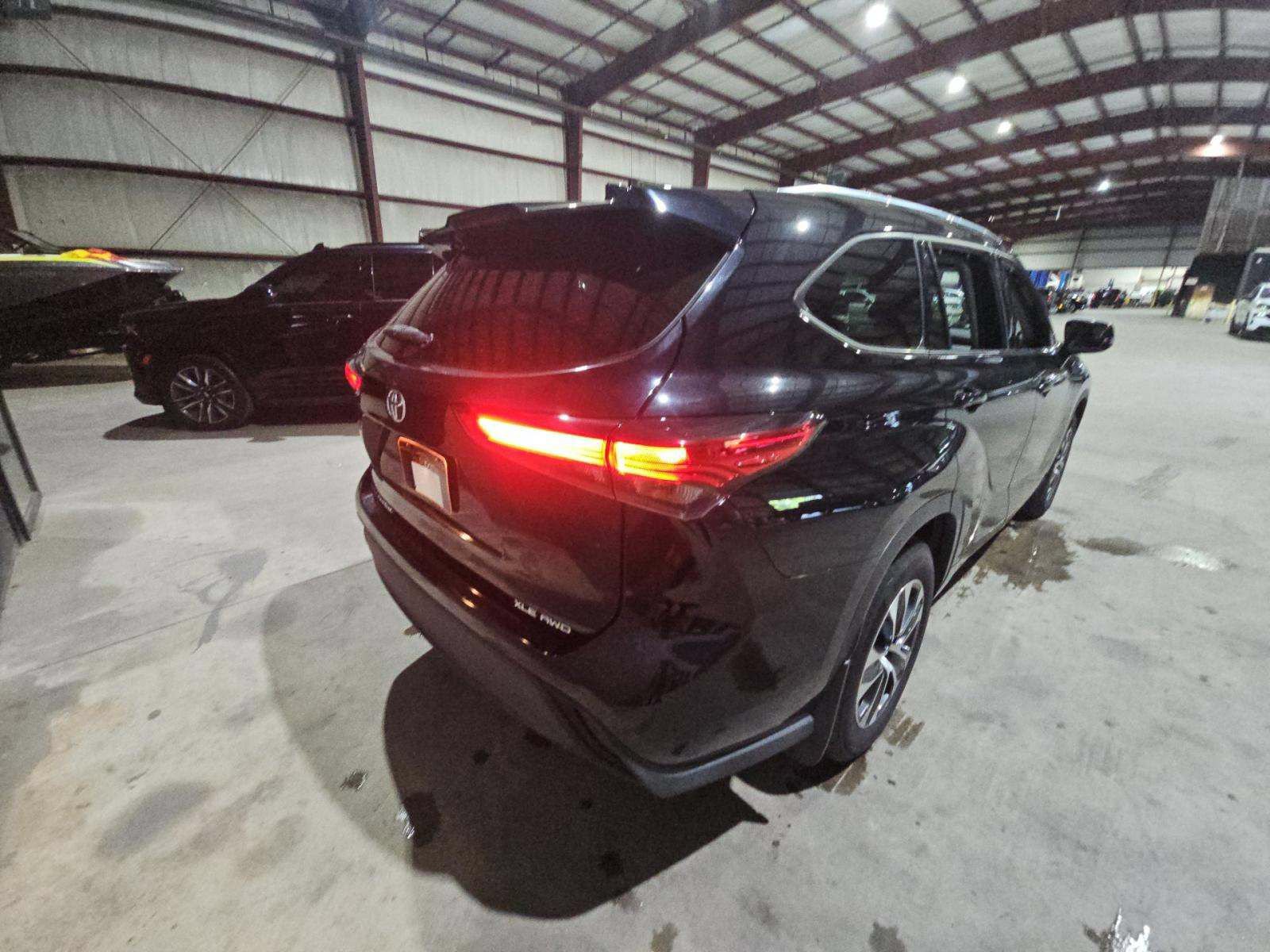 Used 2021 Toyota Highlander XLE AWD/4WD image 3