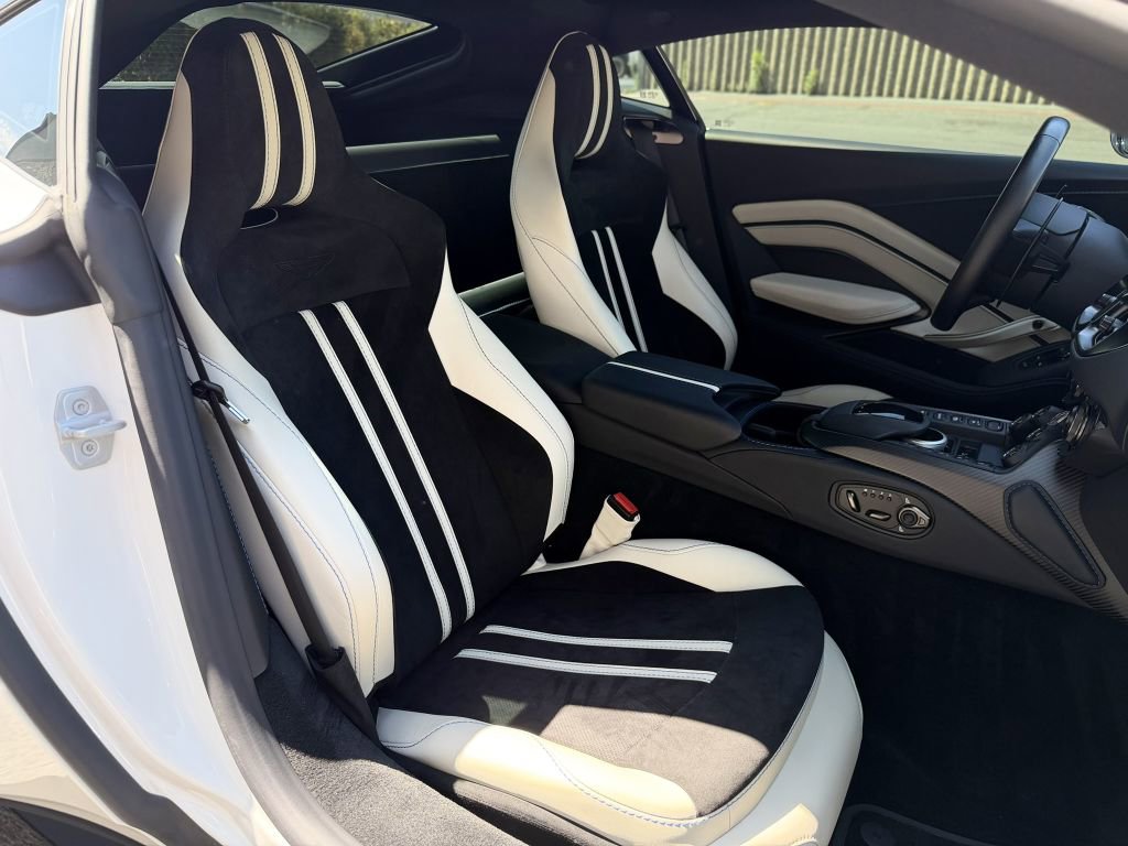 Used 2022 Aston Martin V8 Vantage Coupe RWD image 36
