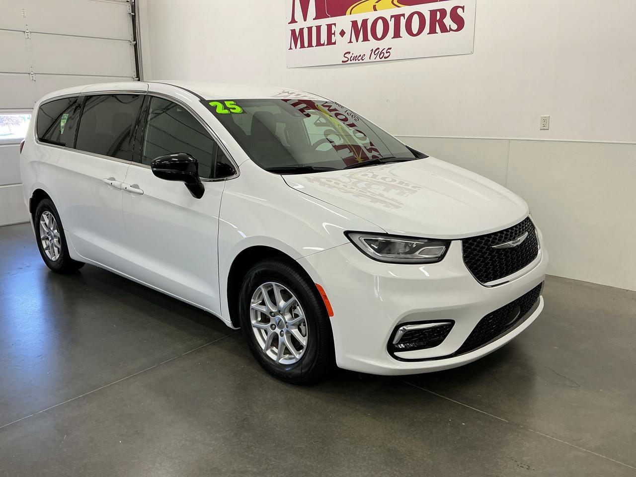 Used 2025 Chrysler Pacifica Select