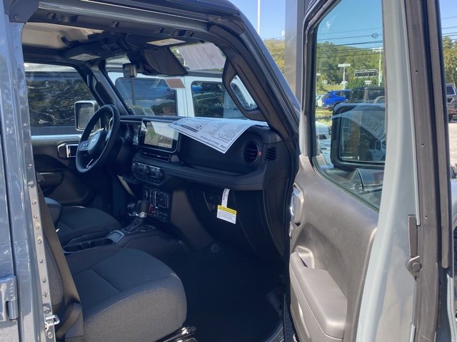 New 2025 Jeep Wrangler Unlimited Rubicon w/ Technology Group image 27