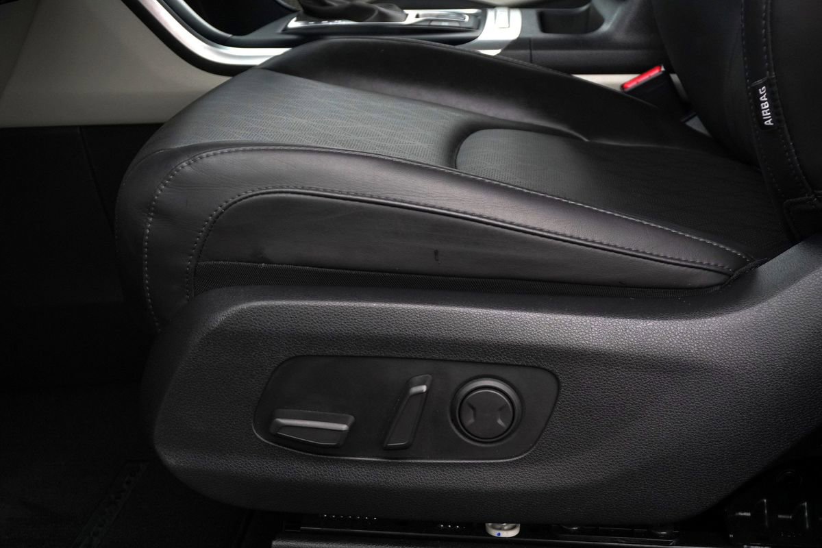 Used 2024 Kia Carnival LX FWD image 16