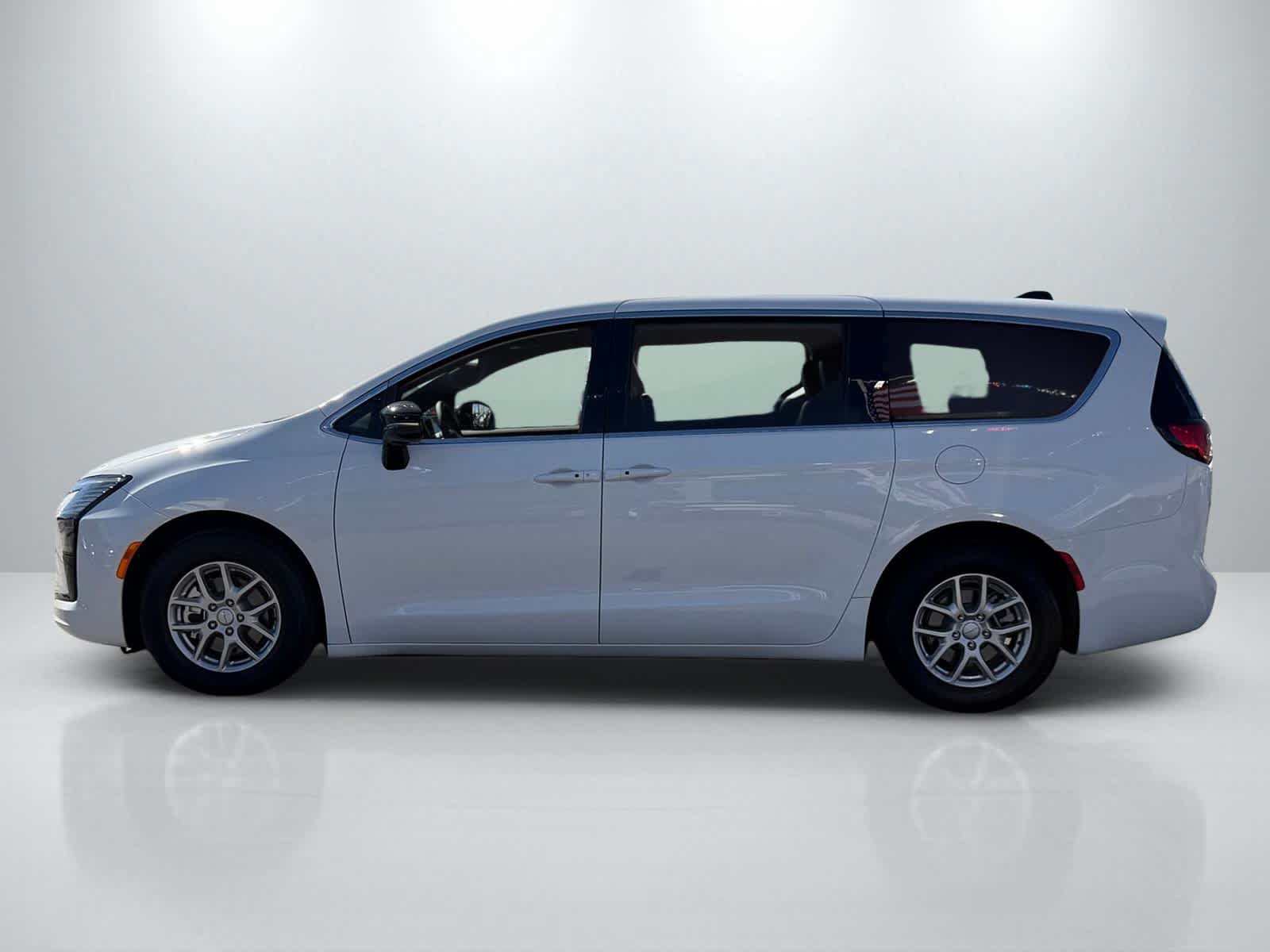 Used 2027 Chrysler Pacifica Select w/ Family Tech Group FWD image 2