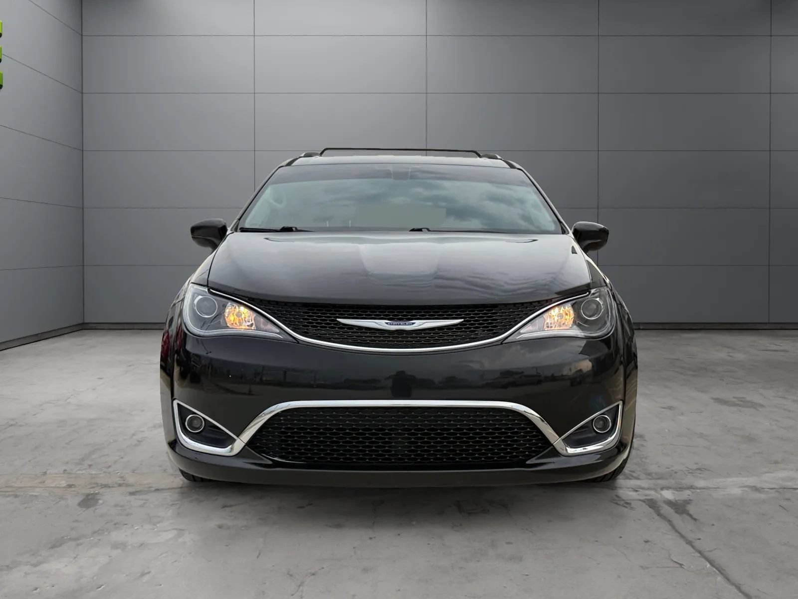 Used 2019 Chrysler Pacifica Touring-L FWD image 2