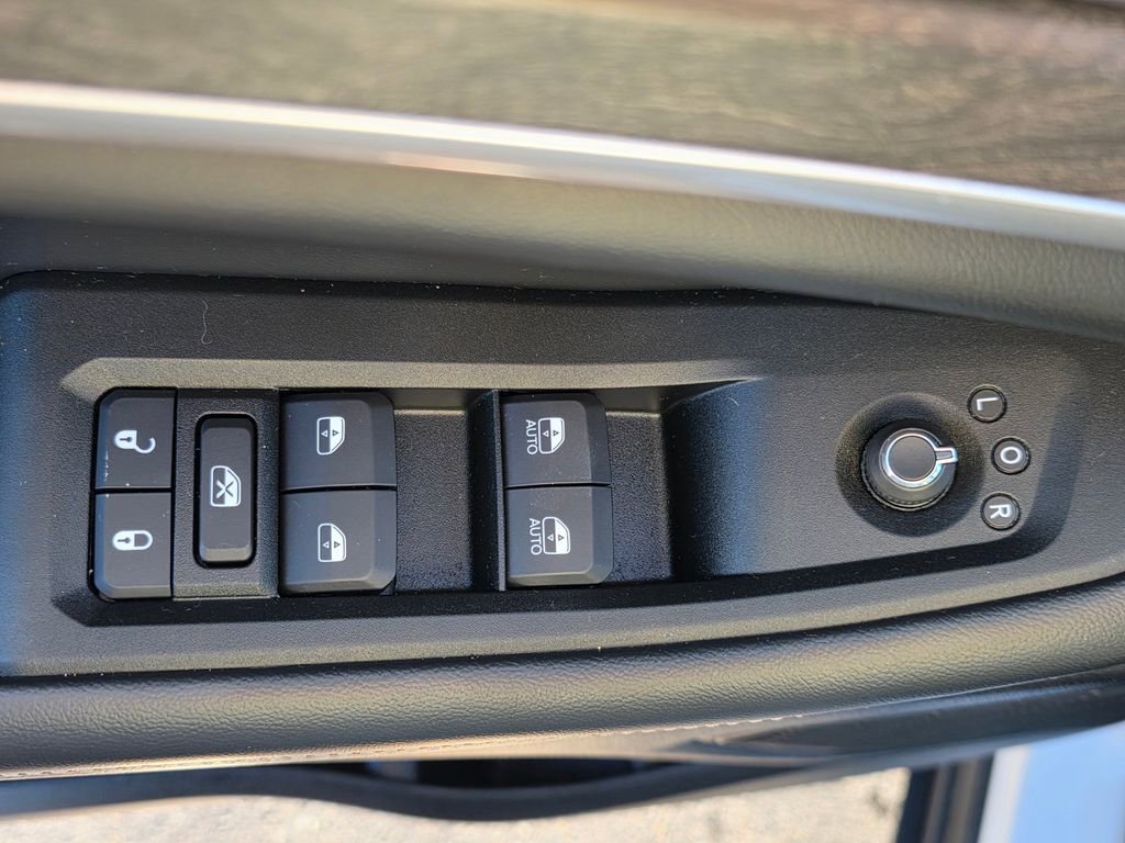 Used 2024 Jeep Grand Cherokee Limited w/ Black Appearance Package image 13