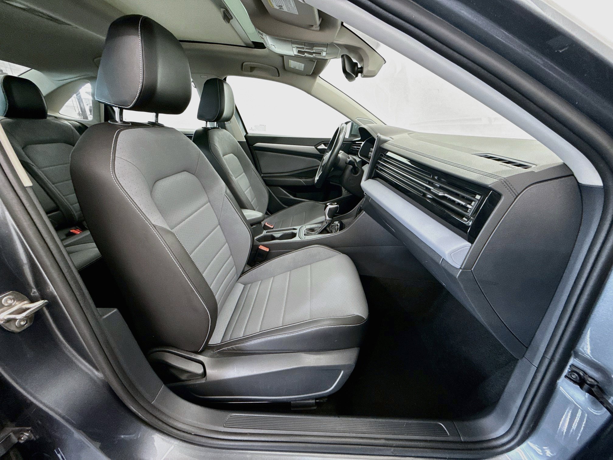 Used 2025 Volkswagen Jetta SE FWD image 31