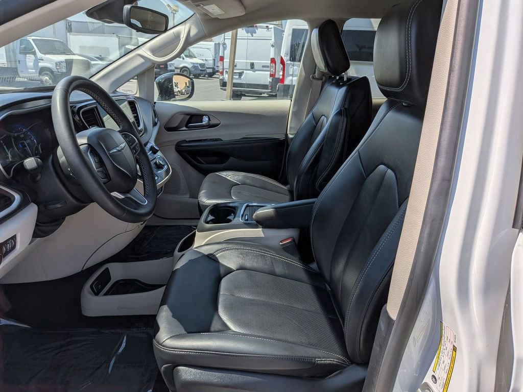 Used 2024 Chrysler Pacifica Touring-L image 15