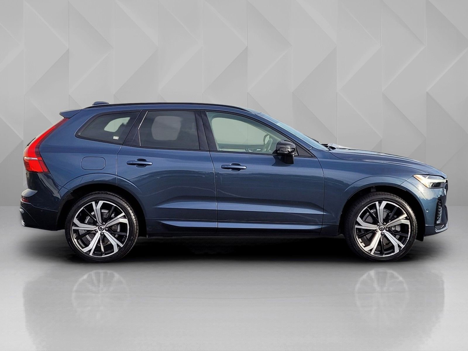 Certified 2023 Volvo XC60 B6 Ultimate w/ Climate Package image 7