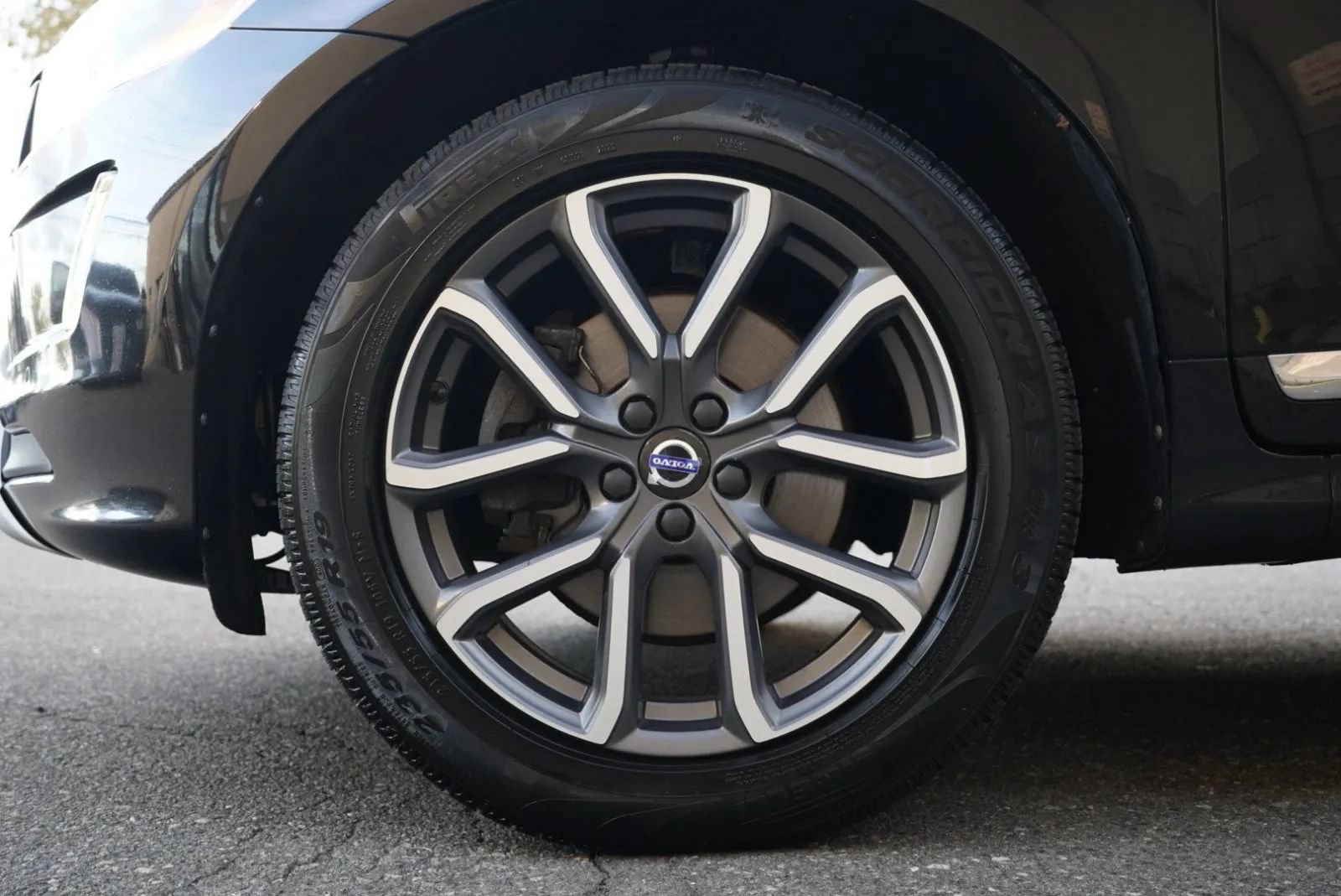 Used 2017 Volvo XC60 T6 Dynamic w/ Preferred Option Package AWD/4WD image 14