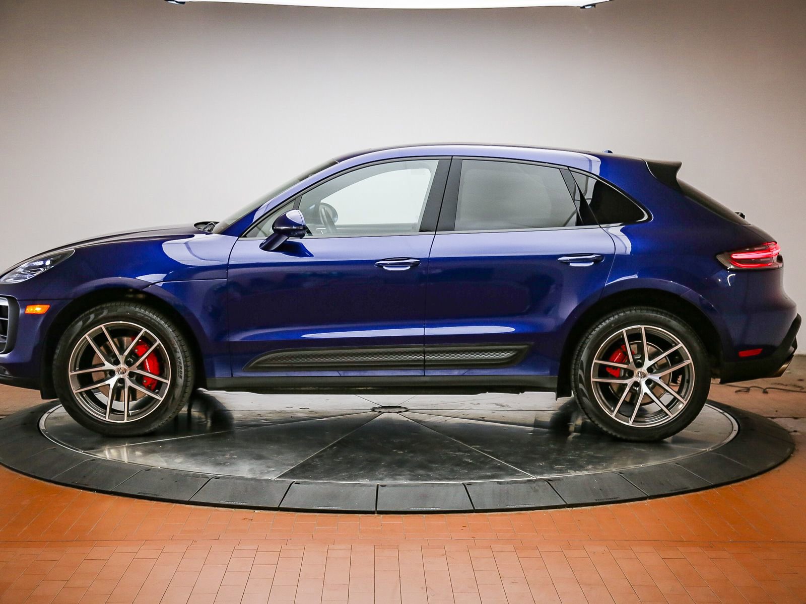 Certified 2023 Porsche Macan S AWD/4WD image 2