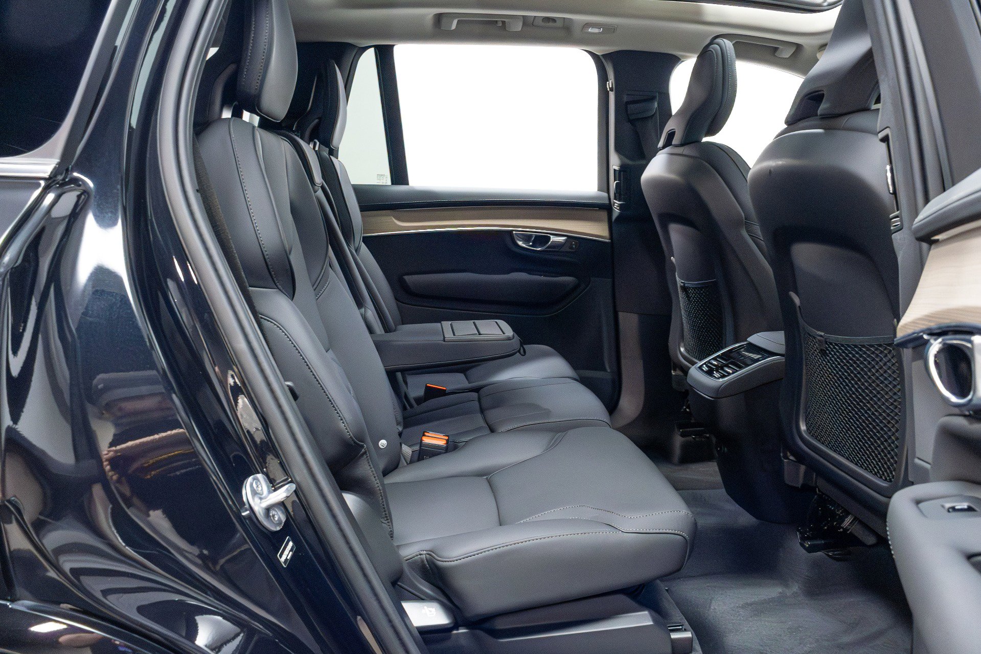 Used 2025 Volvo XC90 B6 Plus image 28