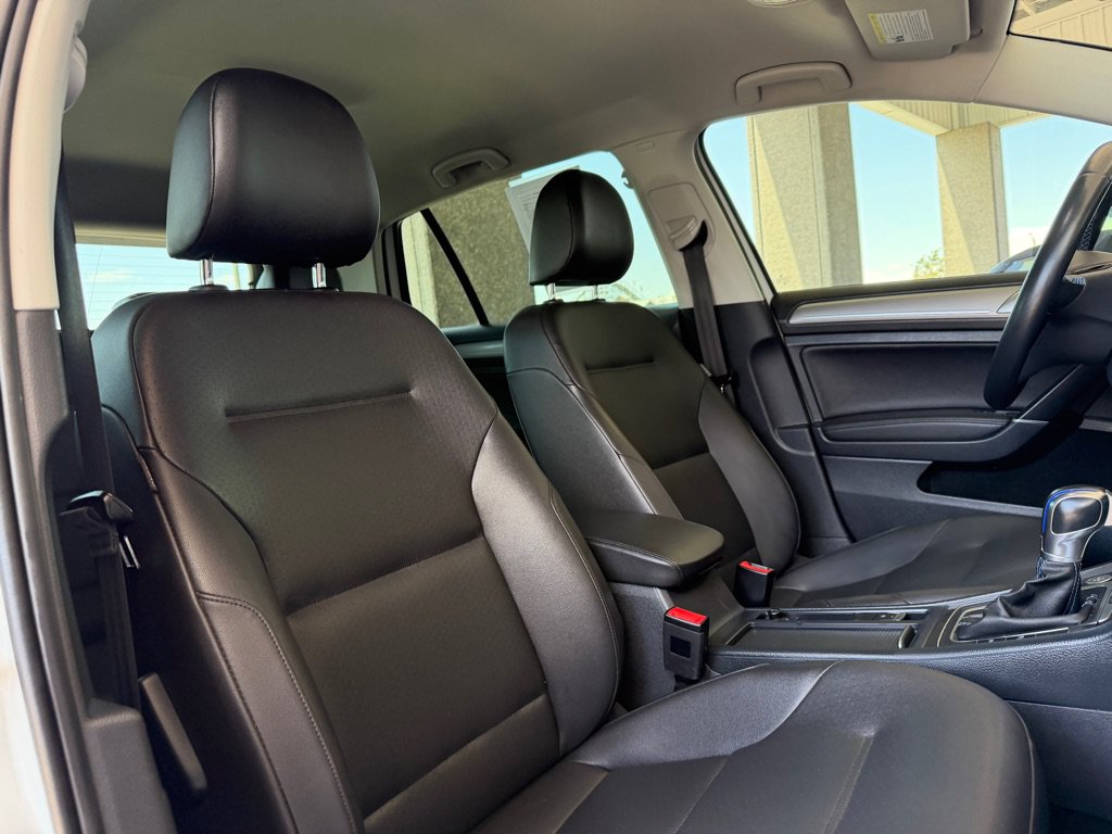 Used 2016 Volkswagen e-Golf SEL Premium w/ Driver Assistance Package FWD image 29