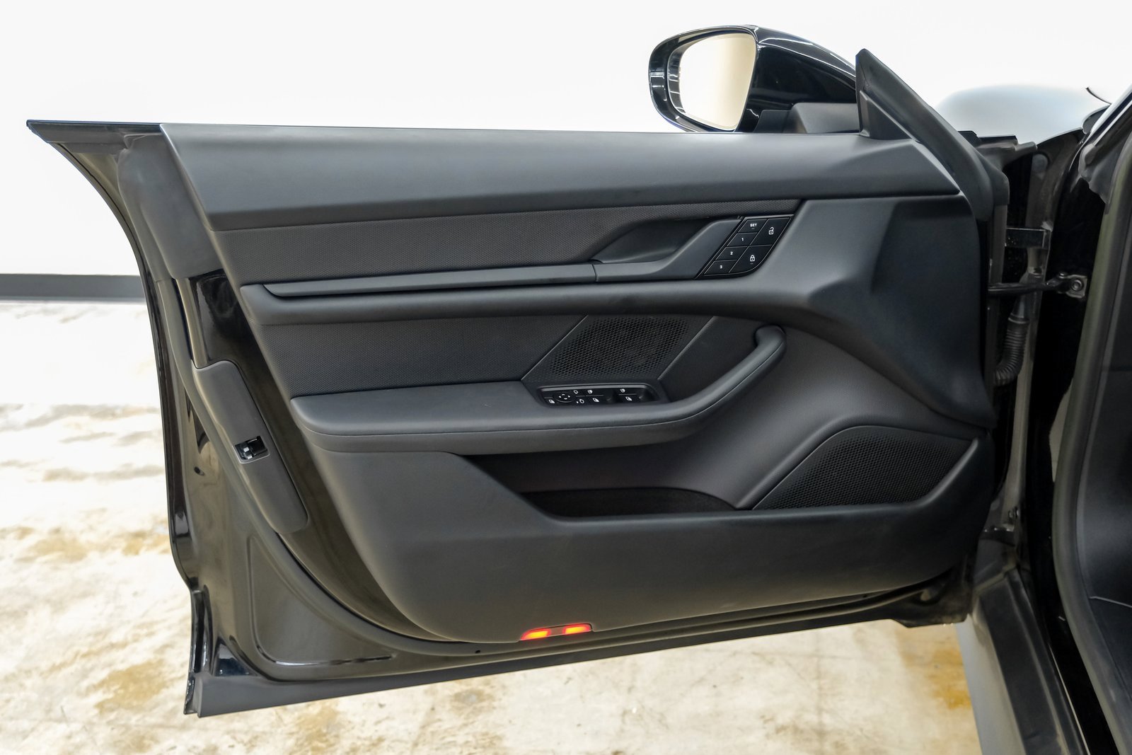 Used 2023 Porsche Taycan image 37