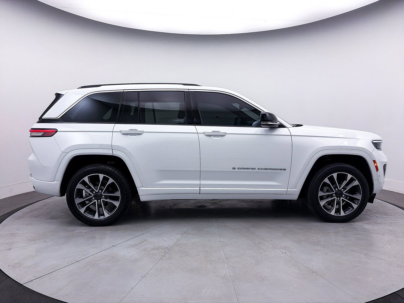 Used 2023 Jeep Grand Cherokee Overland image 42
