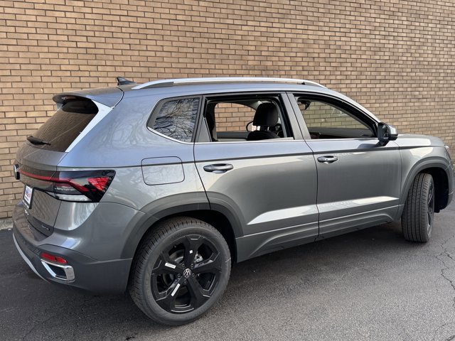 New 2025 Volkswagen Taos SEL image 15