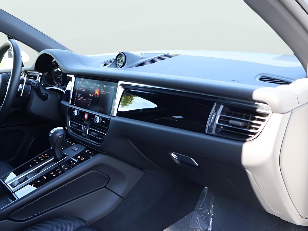 Used 2025 Porsche Macan image 10