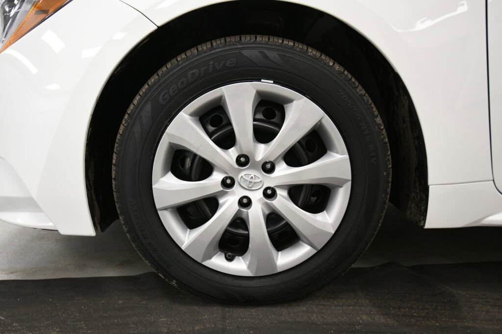 Used 2022 Toyota Corolla LE image 12