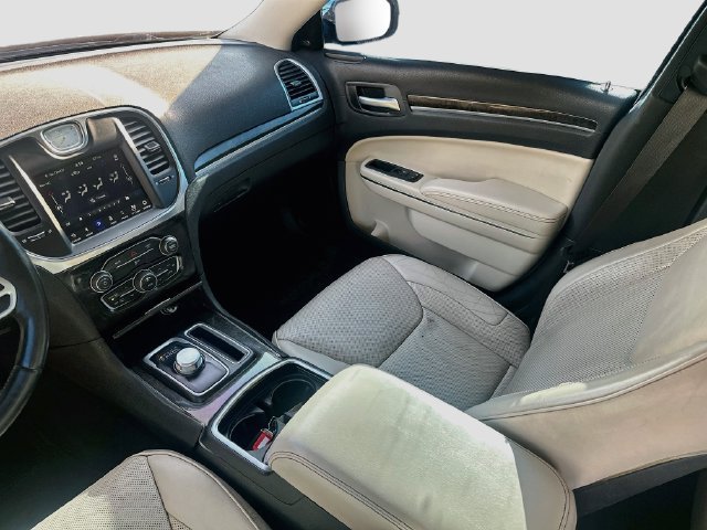 Used 2018 Chrysler 300 Limited RWD image 22