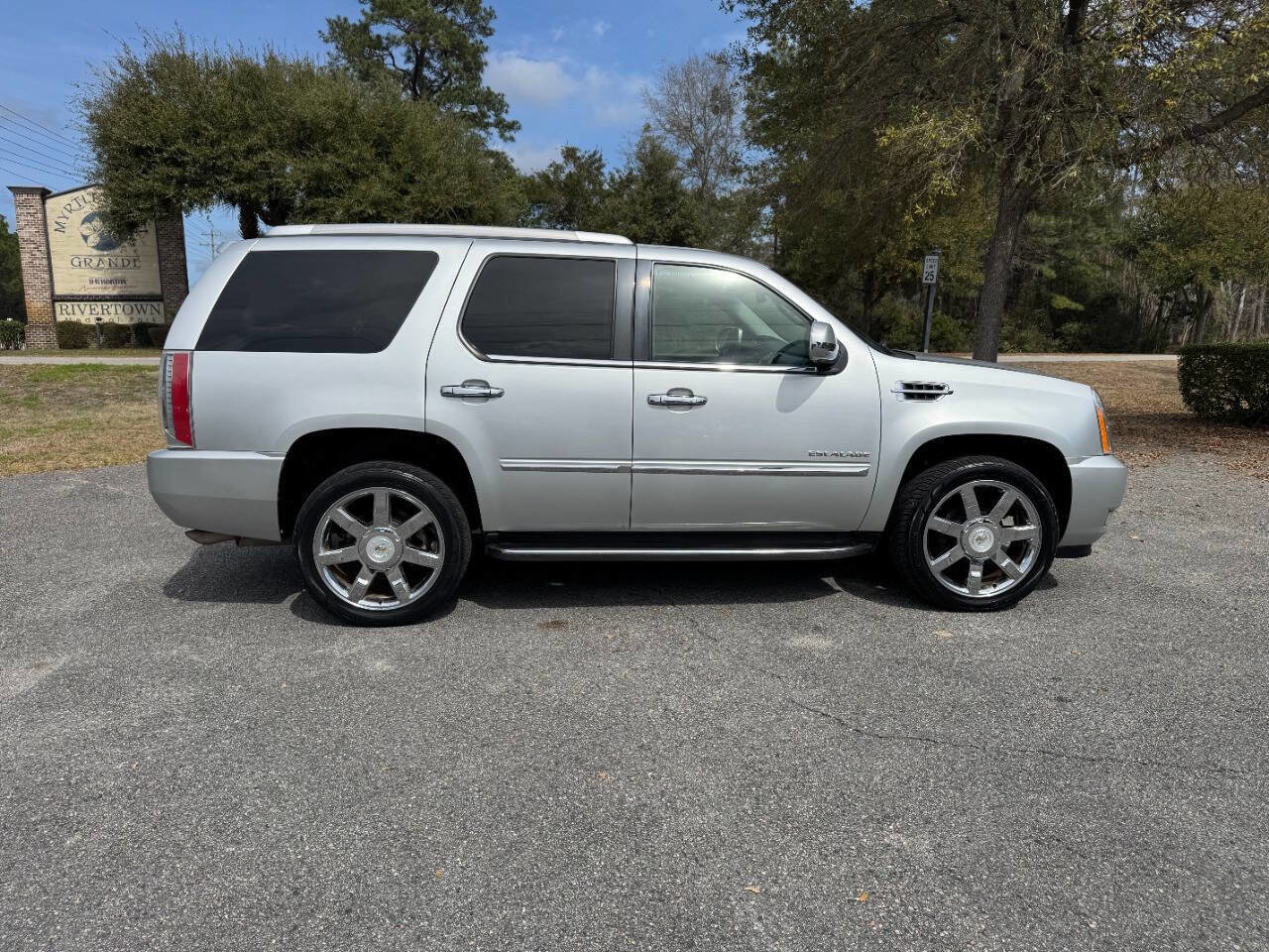 Used 2012 Cadillac Escalade Luxury image 7