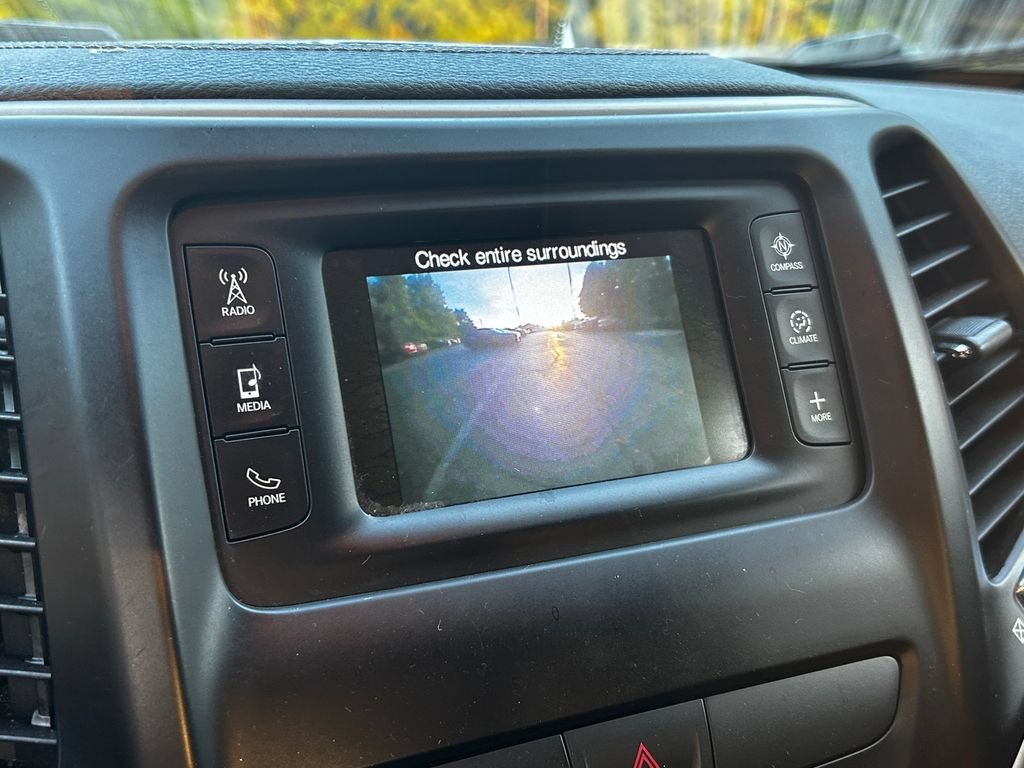 Used 2017 Jeep Cherokee Latitude FWD image 18