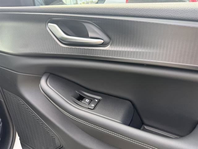 Used 2023 Jeep Grand Cherokee Altitude image 17