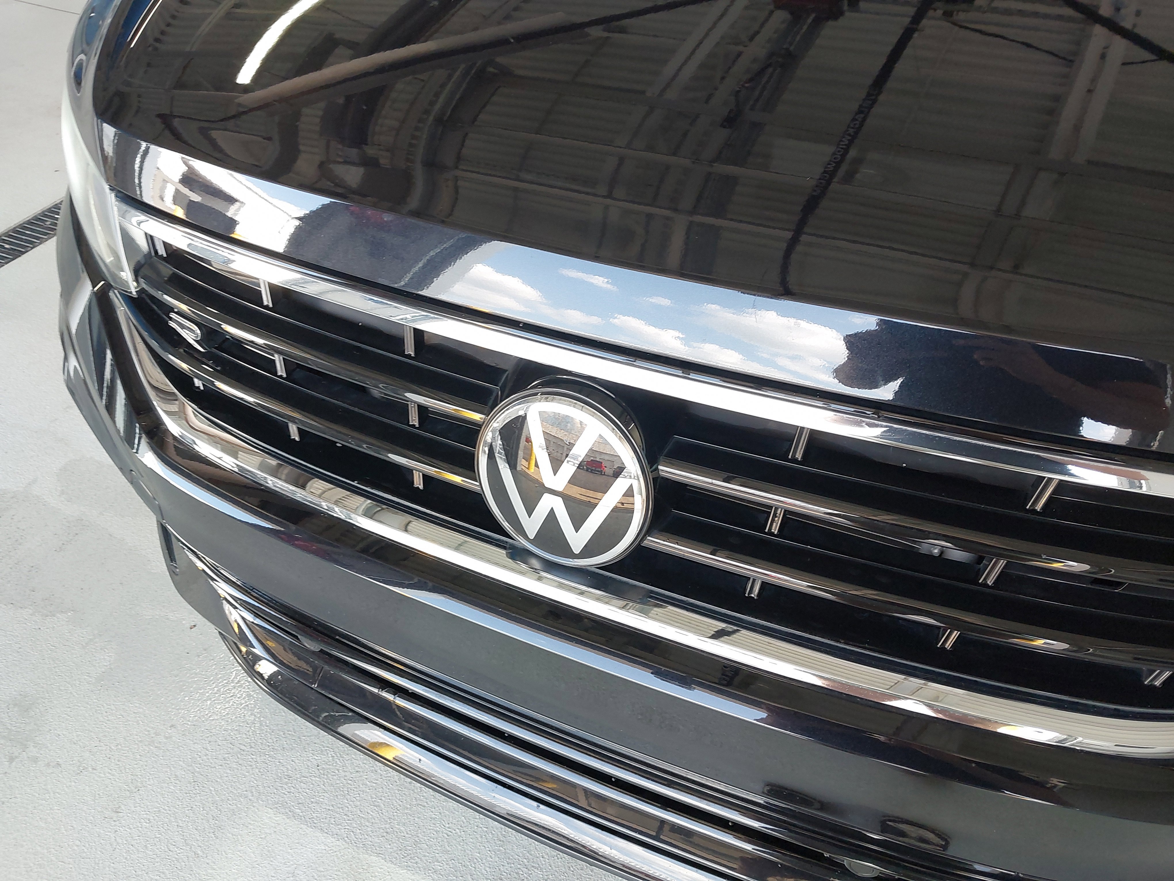 Used 2022 Volkswagen Tiguan SE R-Line image 30