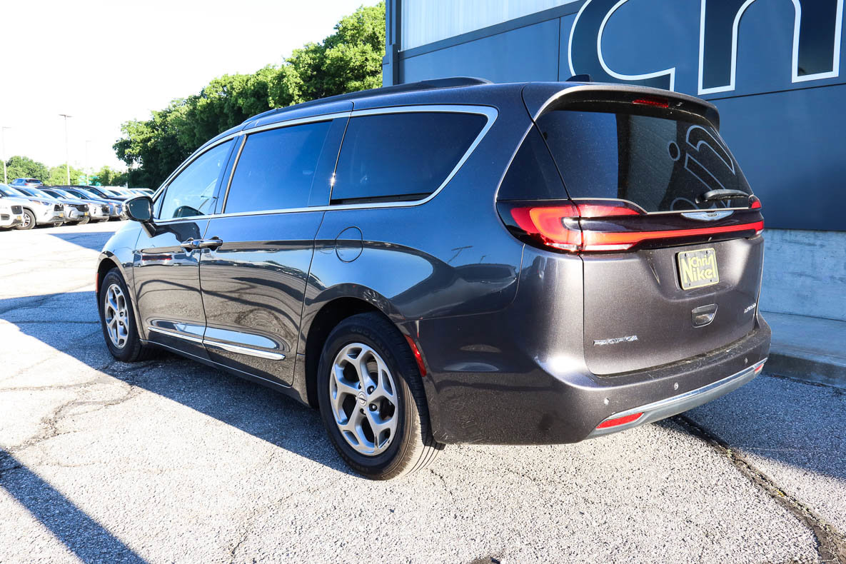Used 2023 Chrysler Pacifica Limited FWD image 6