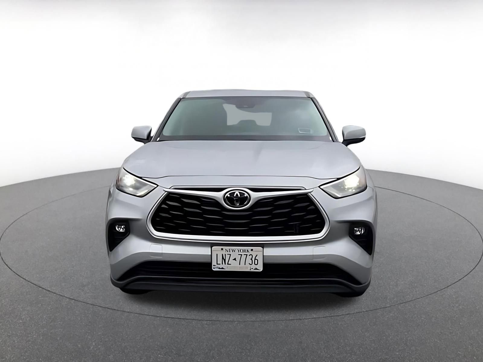 Used 2025 Toyota Highlander LE image 4