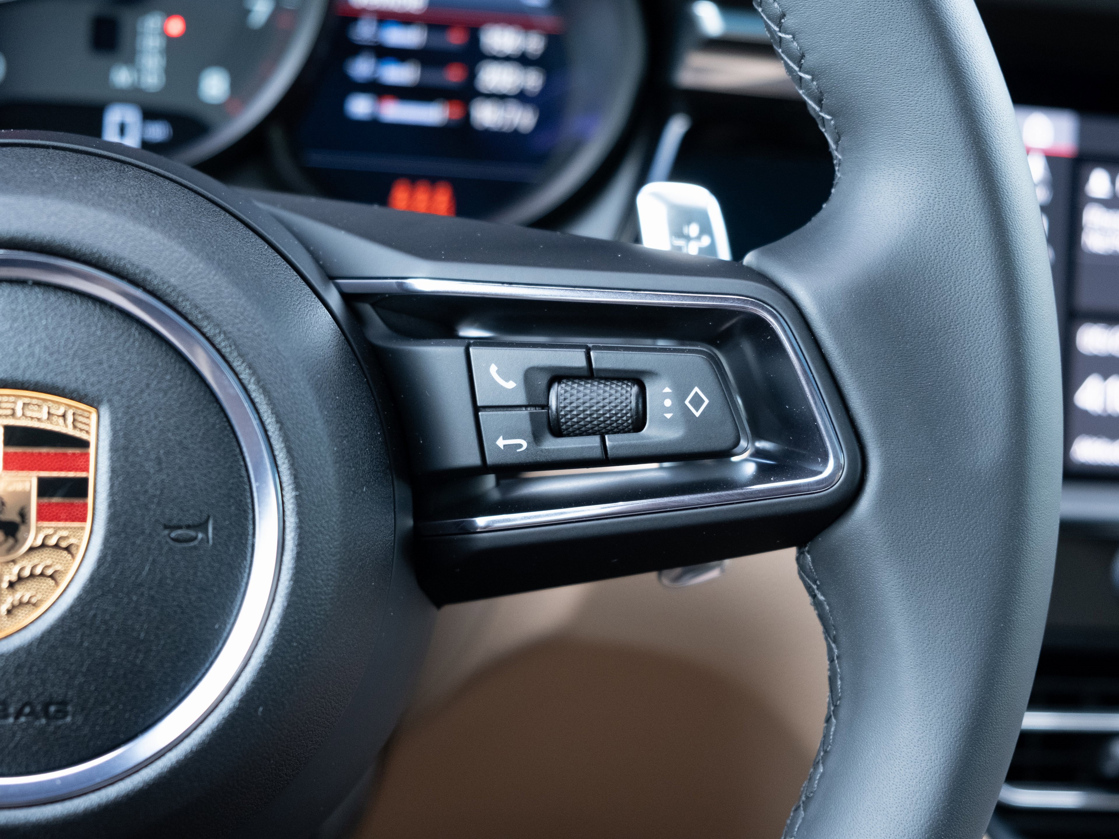 Certified 2025 Porsche Macan image 29